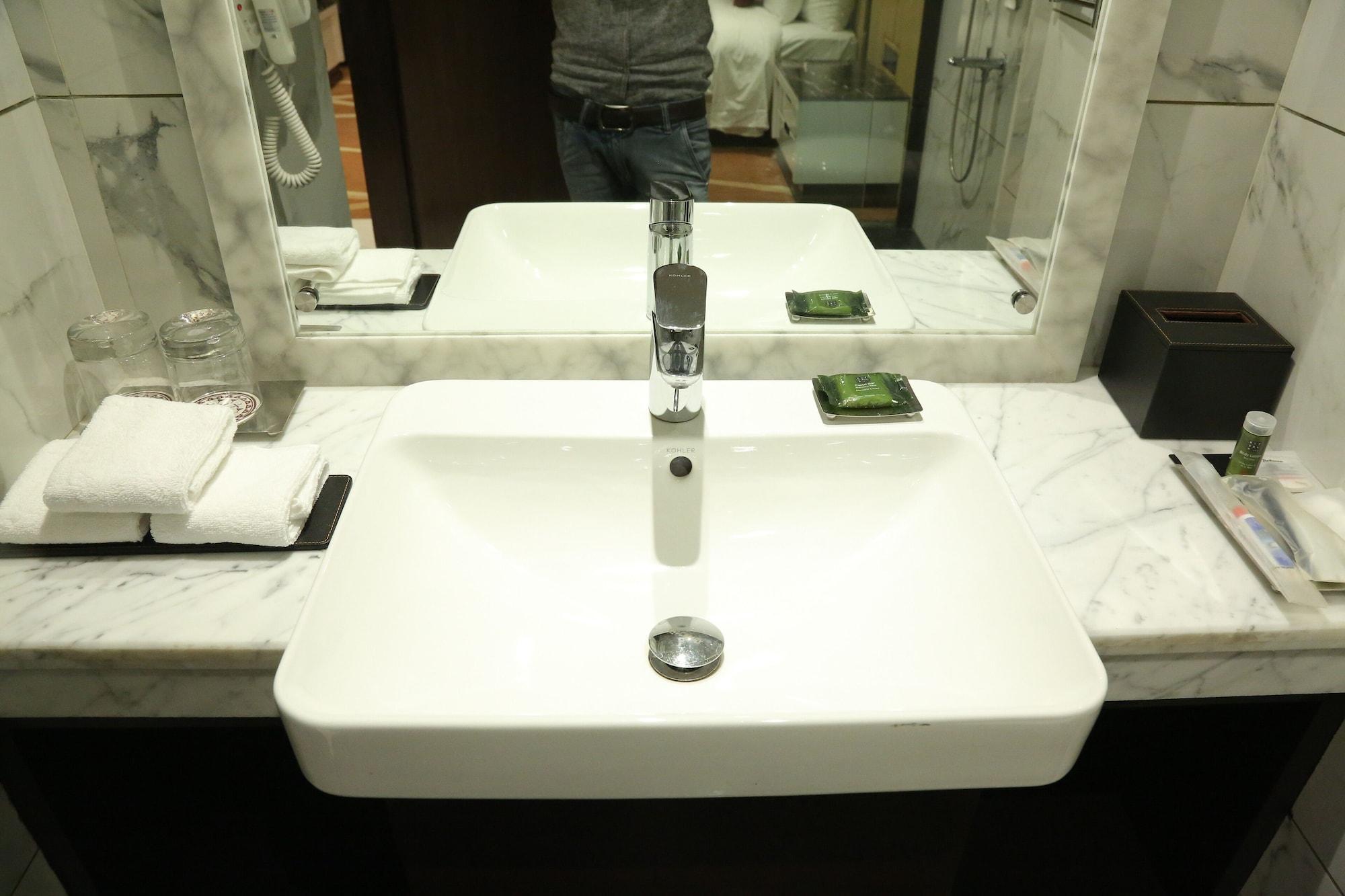 Radisson Lucknow City Center Extérieur photo