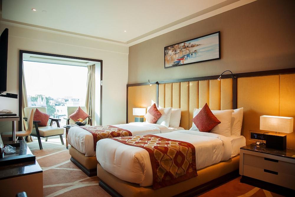 Radisson Lucknow City Center Extérieur photo