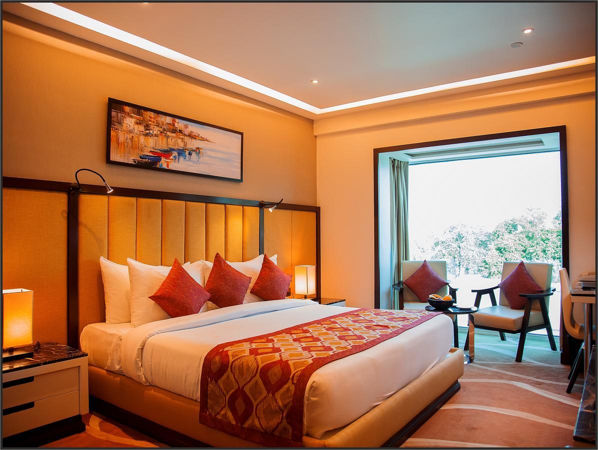 Radisson Lucknow City Center Extérieur photo