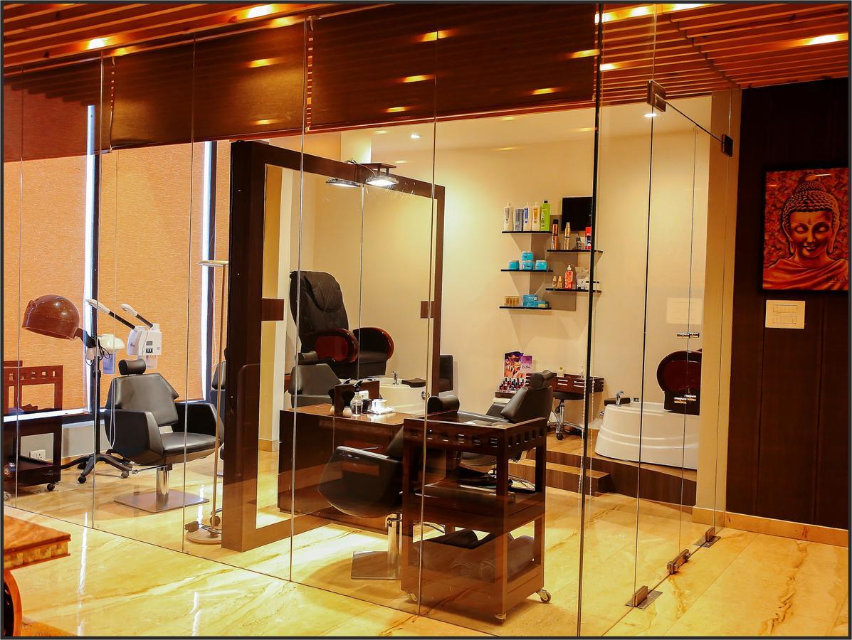 Radisson Lucknow City Center Extérieur photo